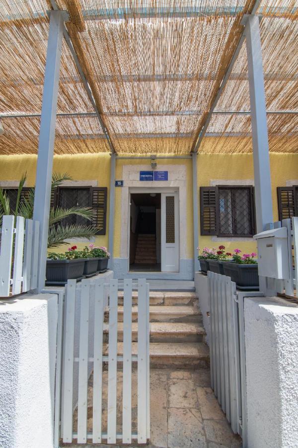Hostel Flora Малий Лошинь Екстер'єр фото