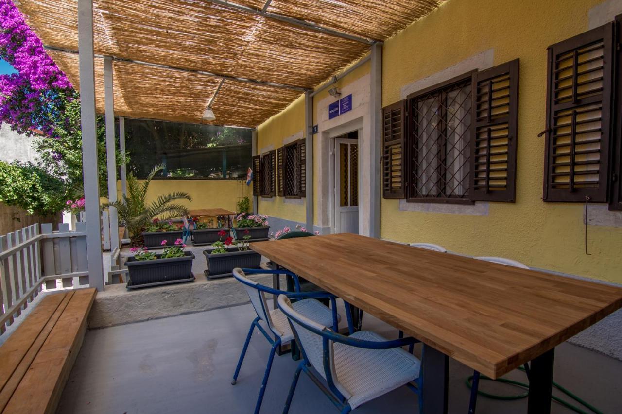 Hostel Flora Малий Лошинь Екстер'єр фото