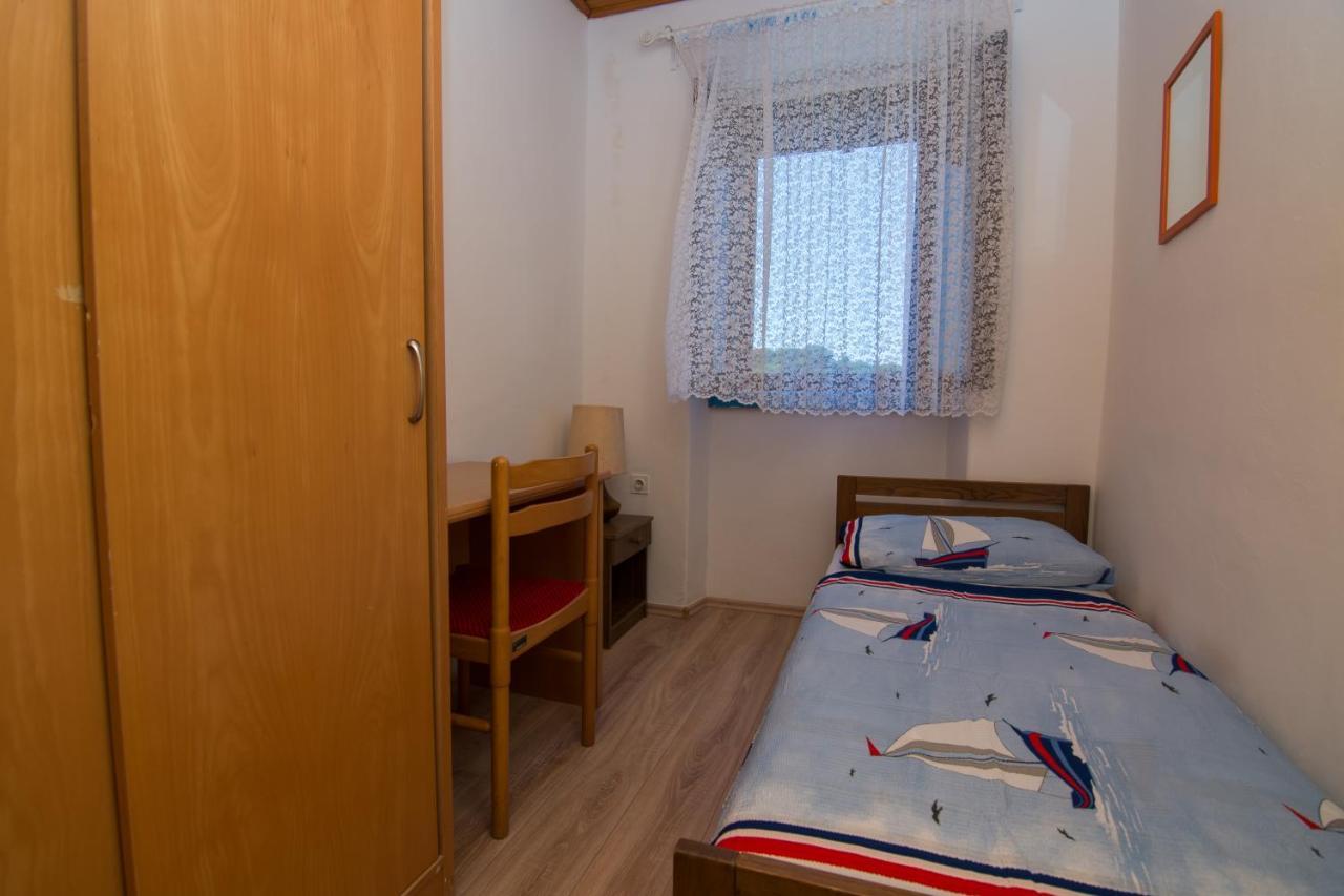 Hostel Flora Малий Лошинь Екстер'єр фото