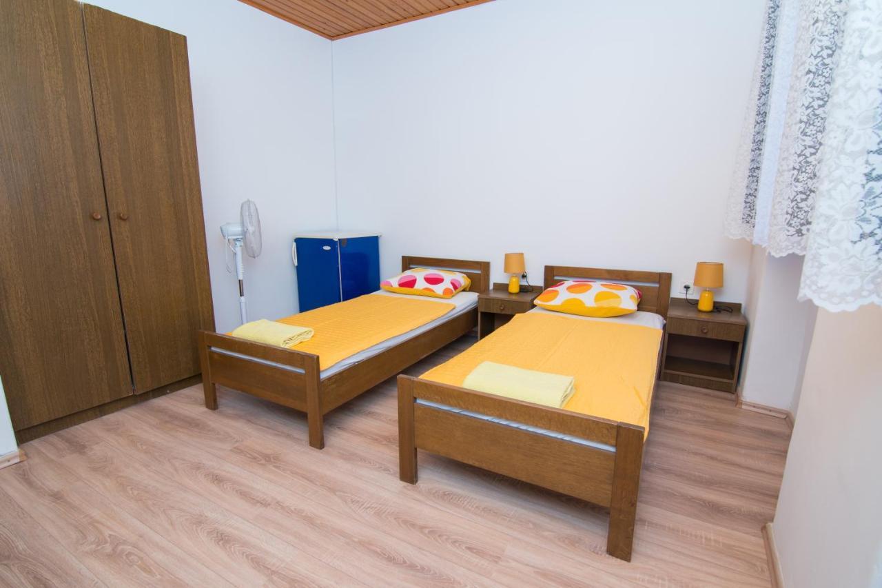 Hostel Flora Малий Лошинь Екстер'єр фото
