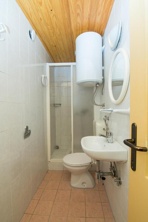 Hostel Flora Малий Лошинь Екстер'єр фото