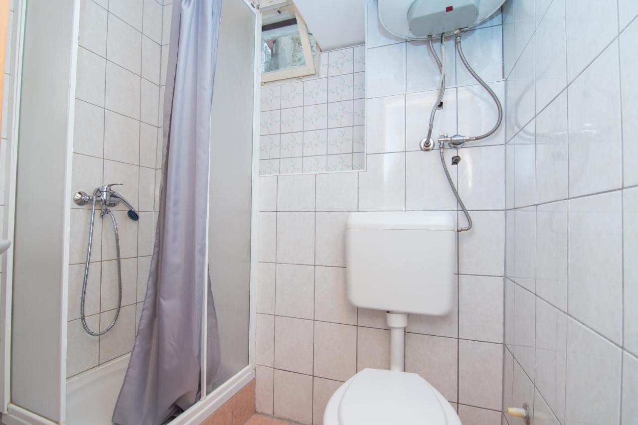Hostel Flora Малий Лошинь Екстер'єр фото