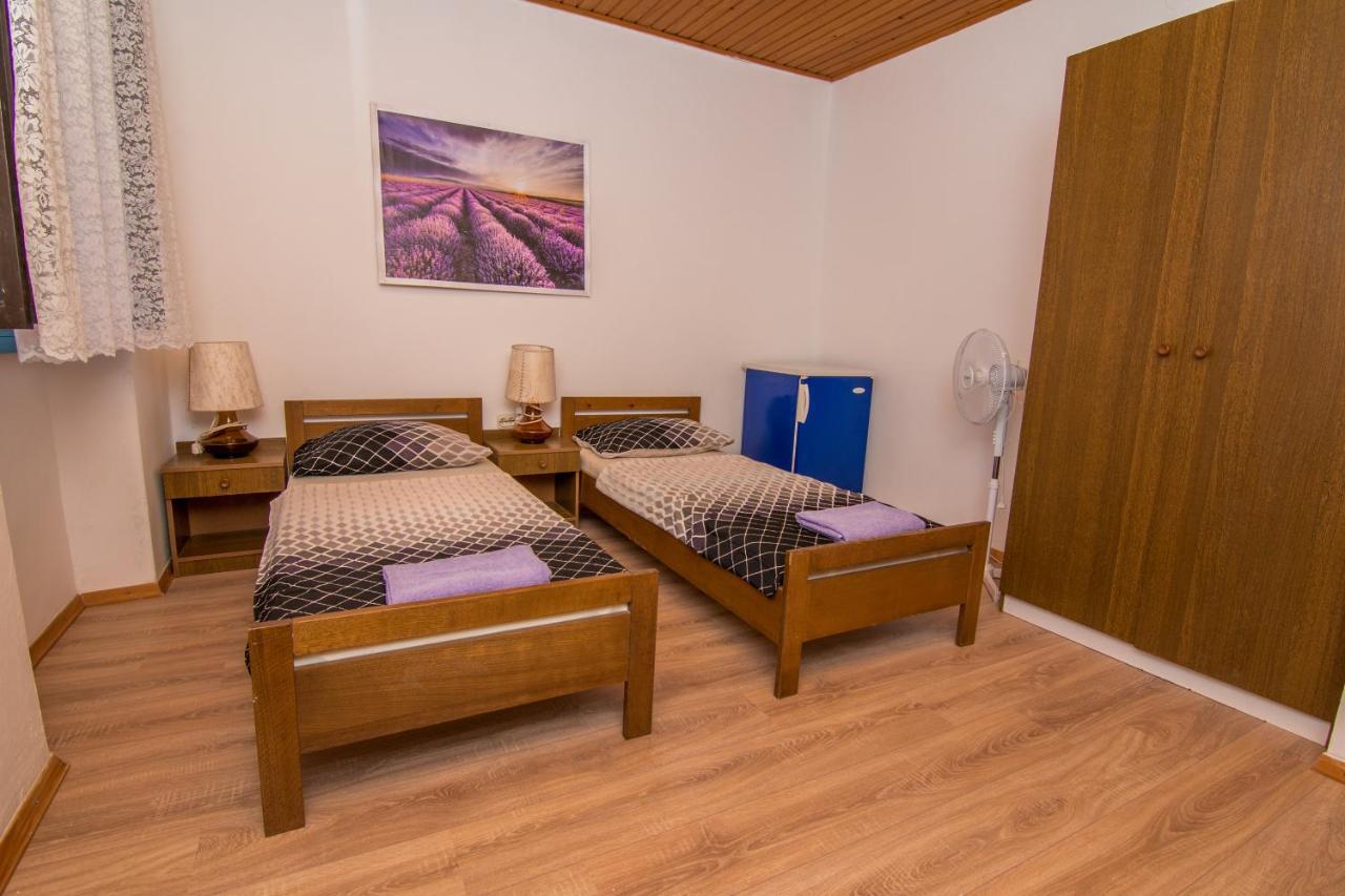 Hostel Flora Малий Лошинь Екстер'єр фото