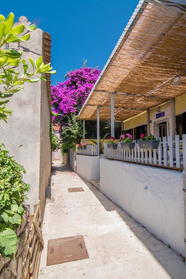Hostel Flora Малий Лошинь Екстер'єр фото