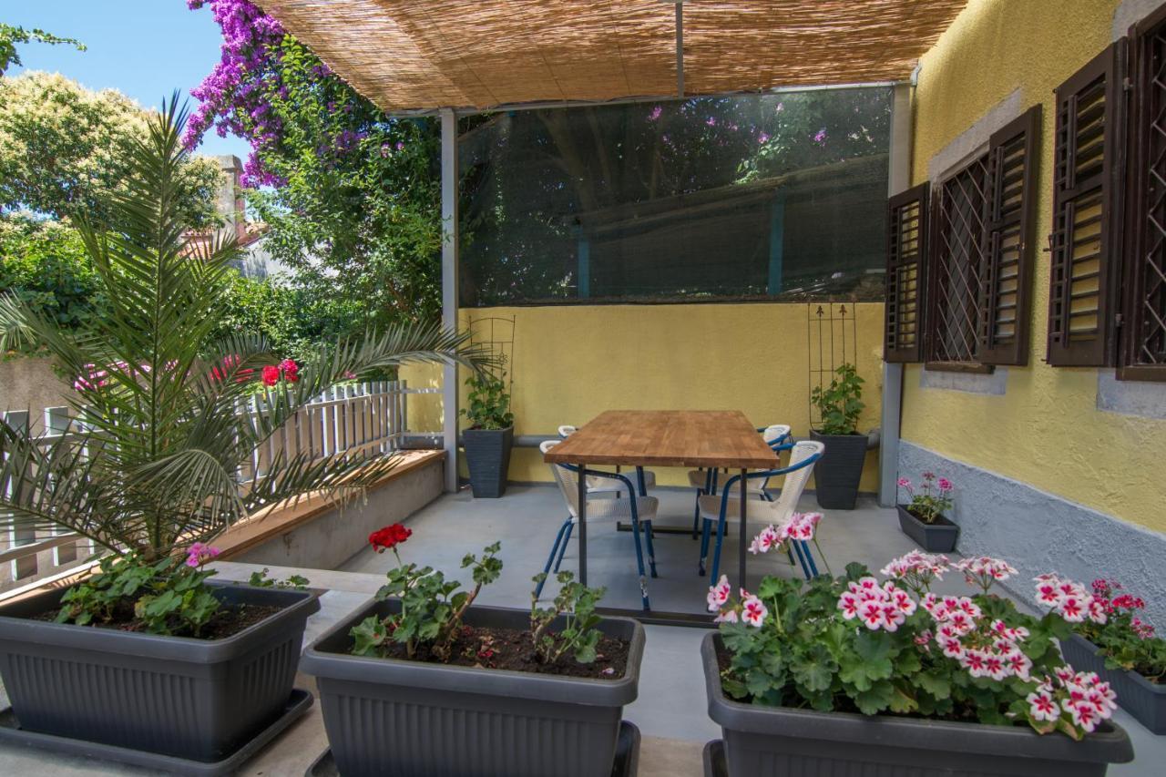Hostel Flora Малий Лошинь Екстер'єр фото